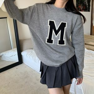 라운드넥 M 로고 배색 니트
